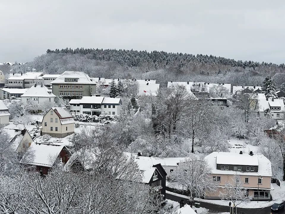 Winterlicher Ortsblick mit Margarethenkirche in Kierspe