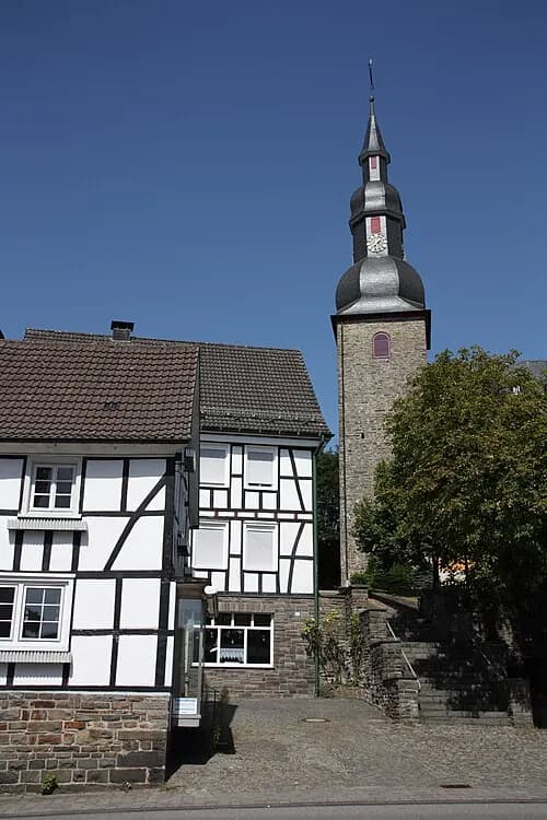 Fachwerkhäuser und Kirche in Reichshof-Eckenhagen