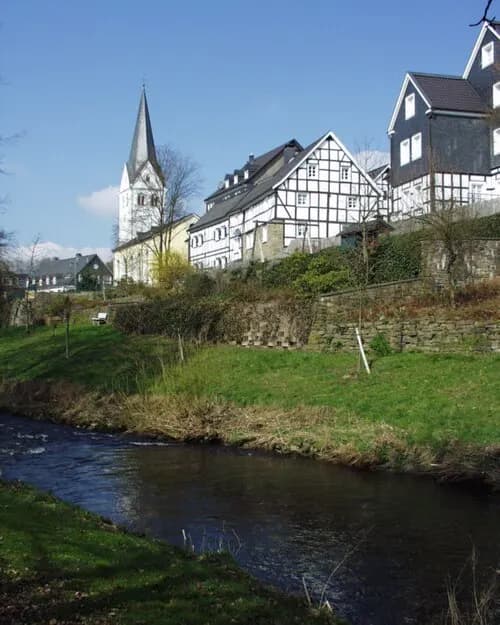 Kirche und Fachwerkhäuser an der Wiehl