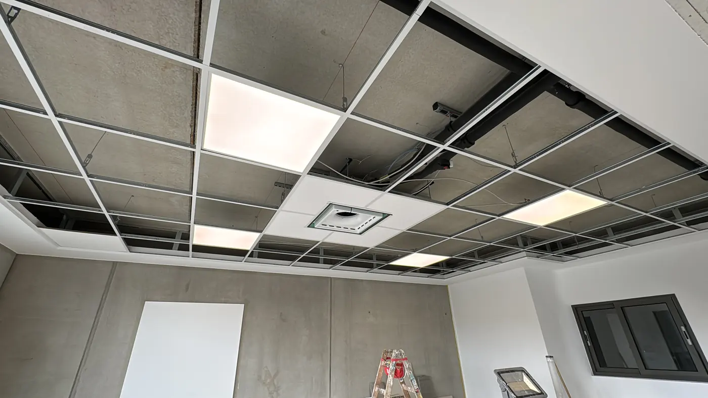 Büroraum mit LED-Deckenpanels in einer Rasterdecke