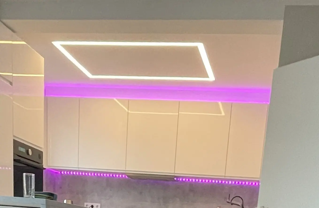 Küche mit LED-Lichtband und indirekter Deckenbeleuchtung