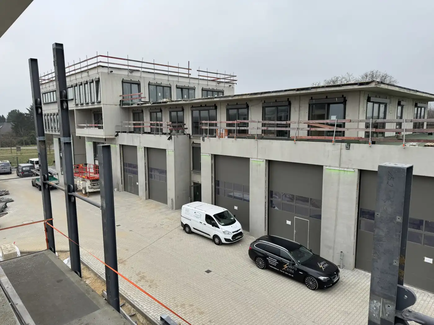 Firmenwagen von Elektro Leiske vor einem Gewerbeneubau