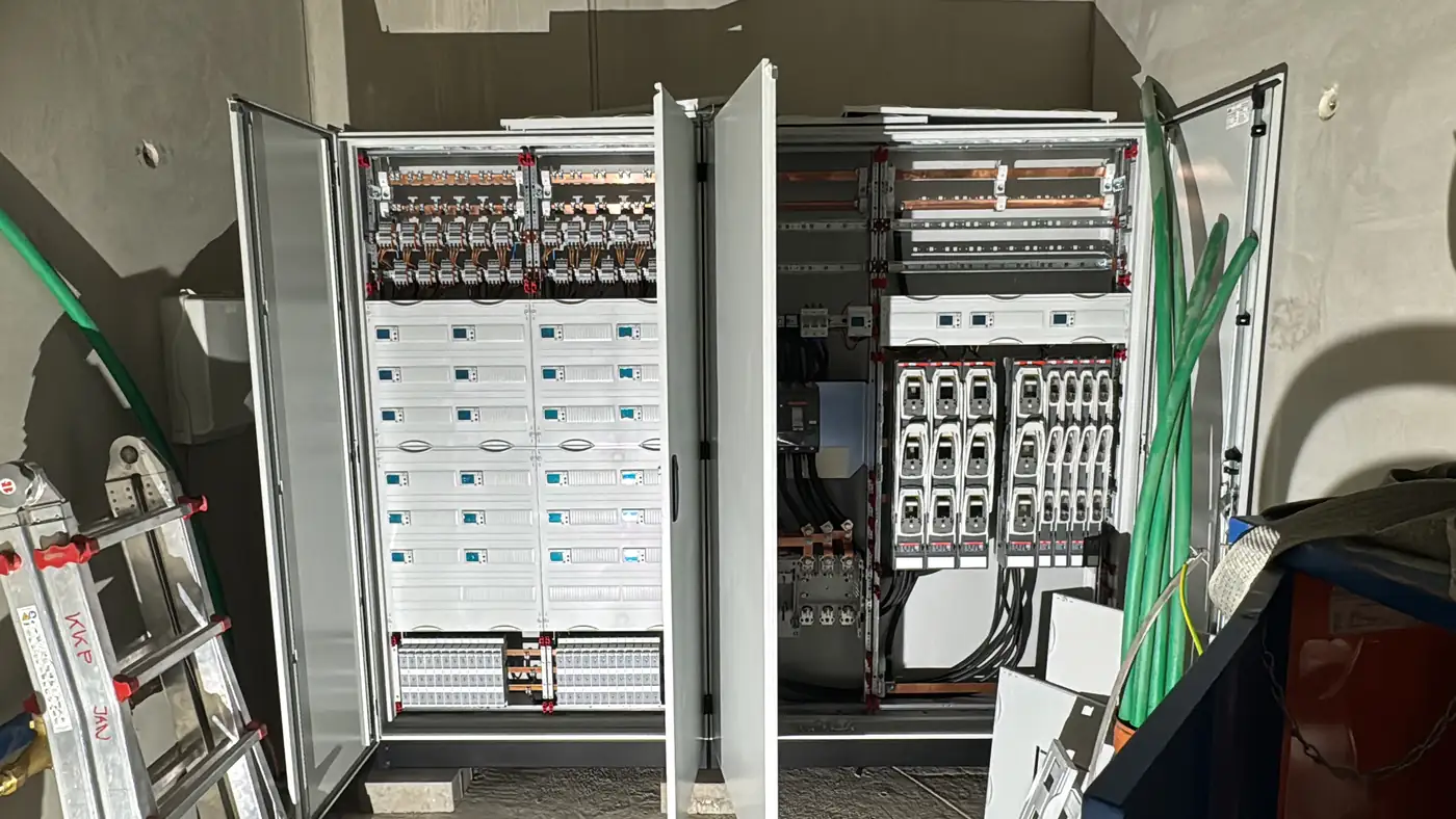 Offene Hauptverteilung in einem Gewerbeneubau während der Installation