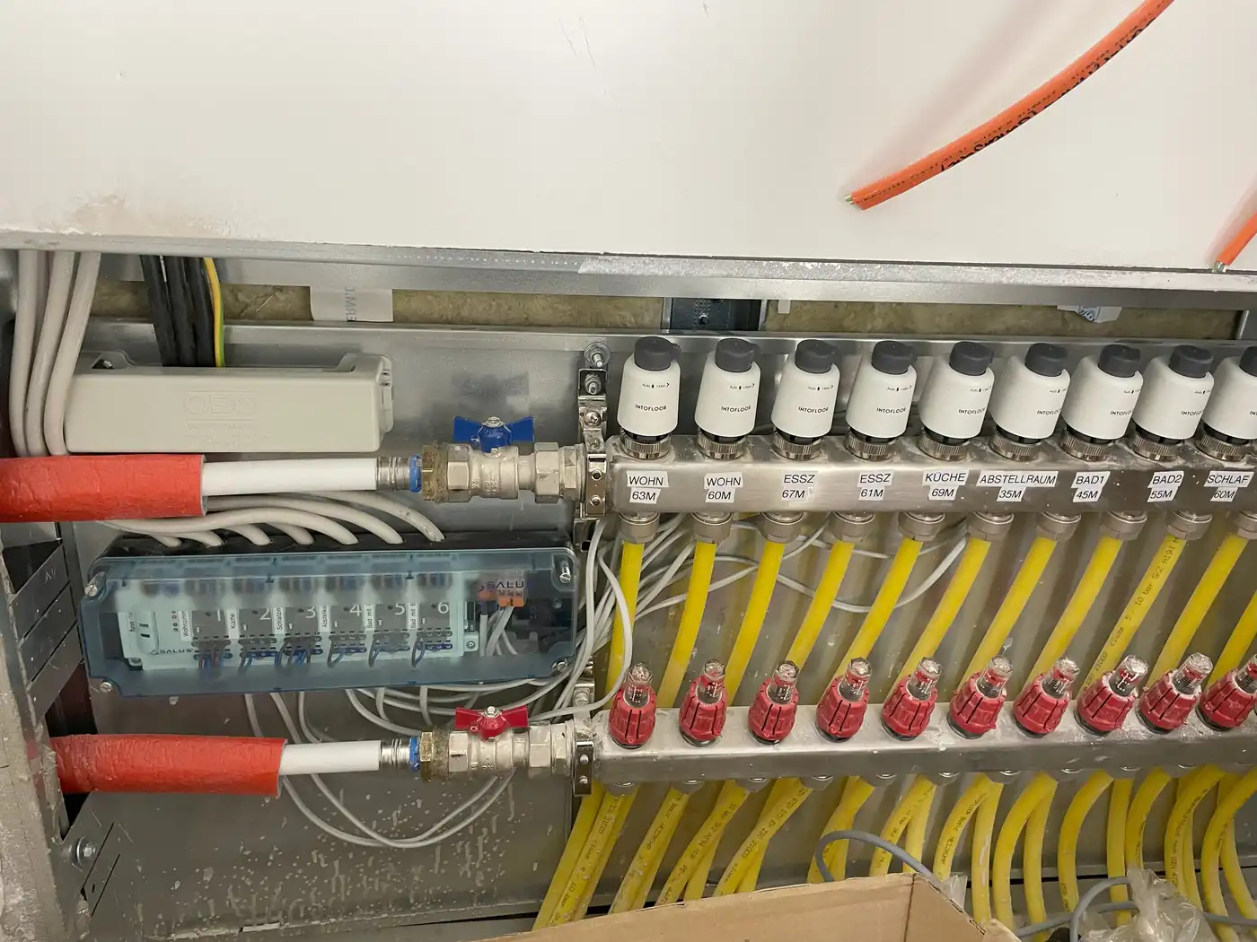 Heizkreisverteiler mit elektrischen Stellantrieben und Anschlussleiste