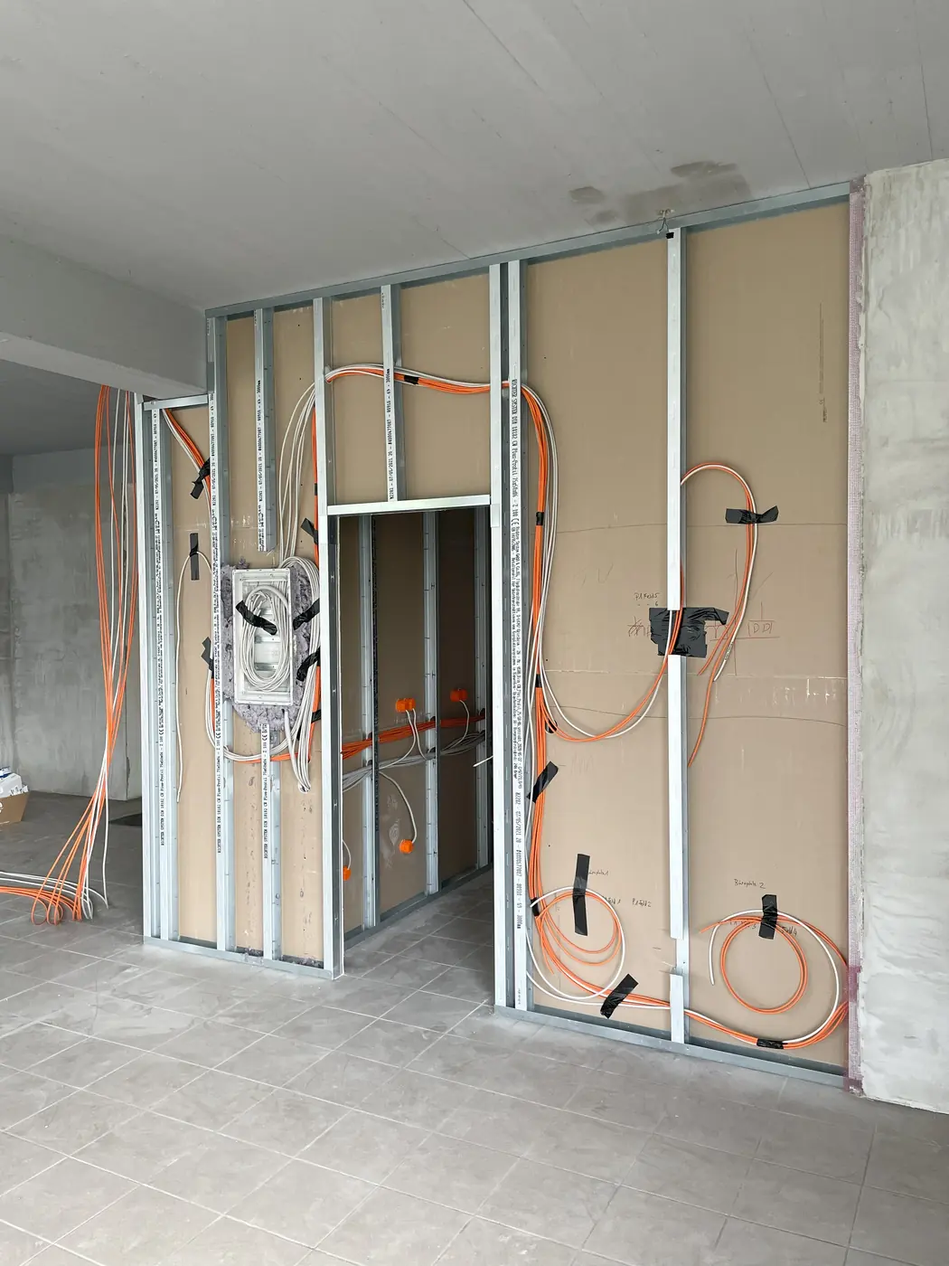 Rohinstallation im Trockenbau mit Leerrohren und Unterputzdosen
