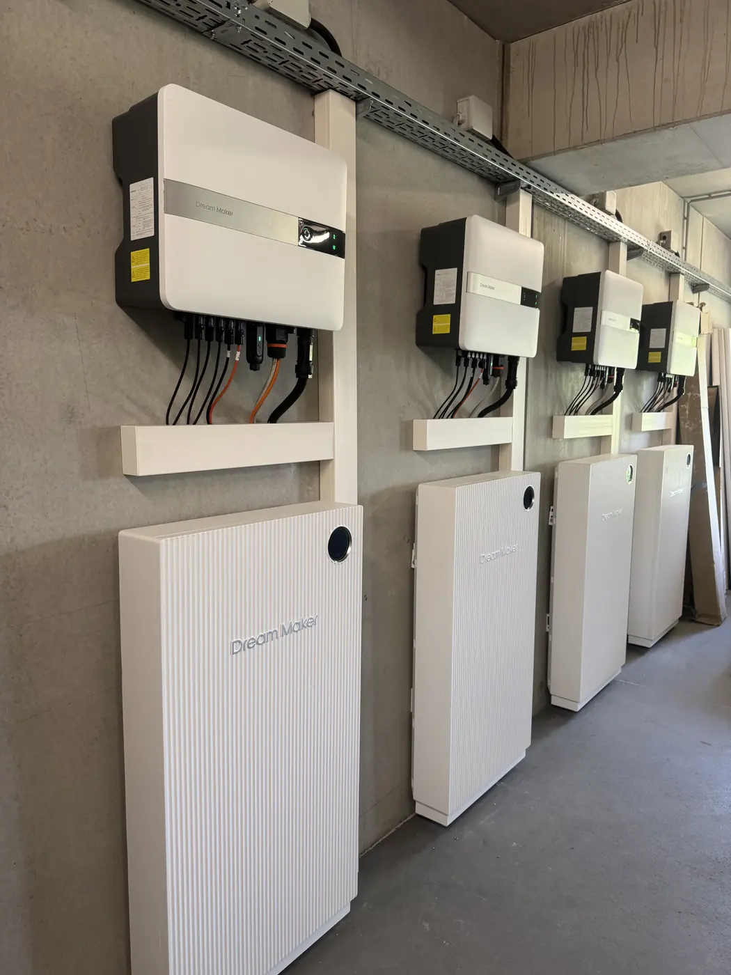 Reihe aus Wechselrichtern und Stromspeichern einer gewerblichen PV-Anlage