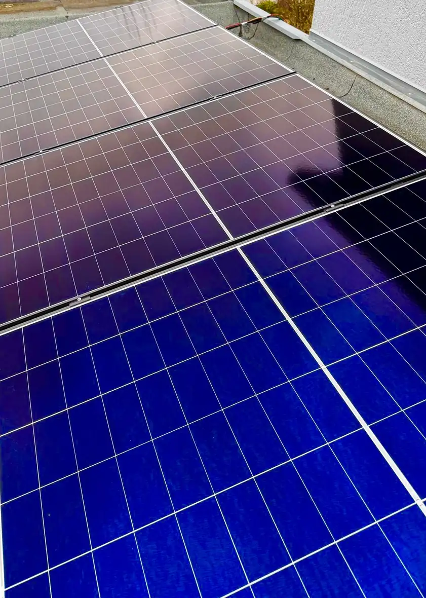Photovoltaikmodule auf einem Dach, Nahaufnahme