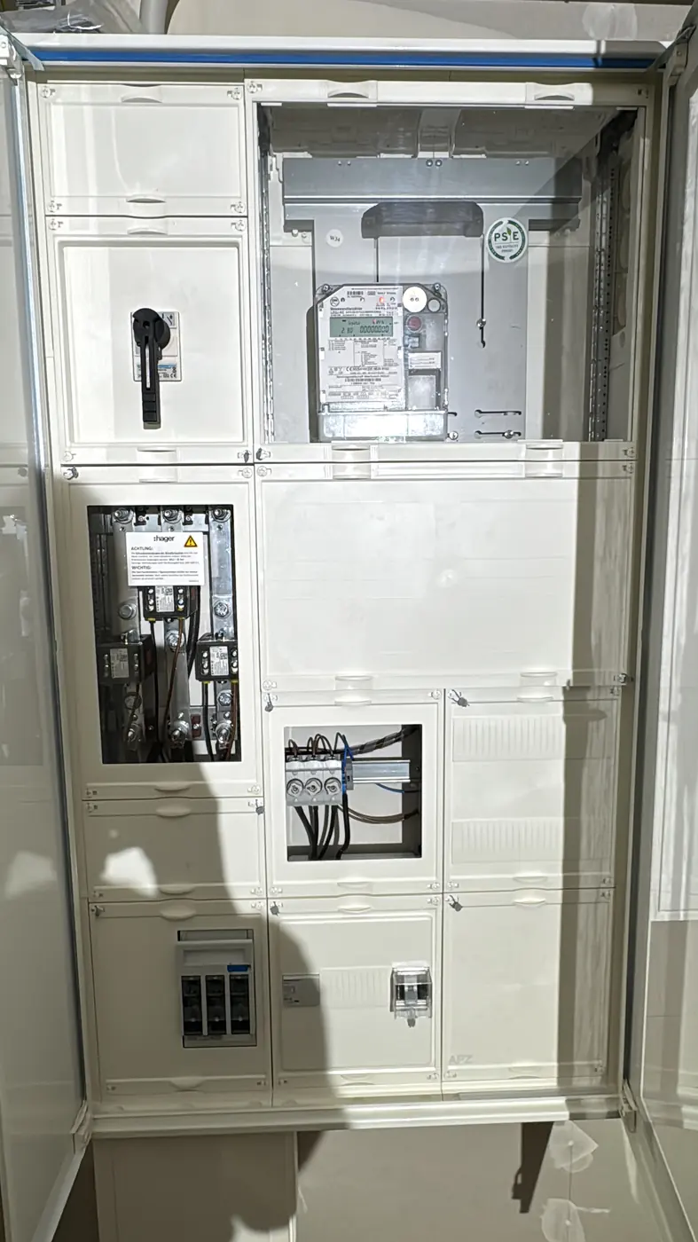 Moderner Zählerschrank mit Hauptschalter, Zähler und Verteilerfeldern