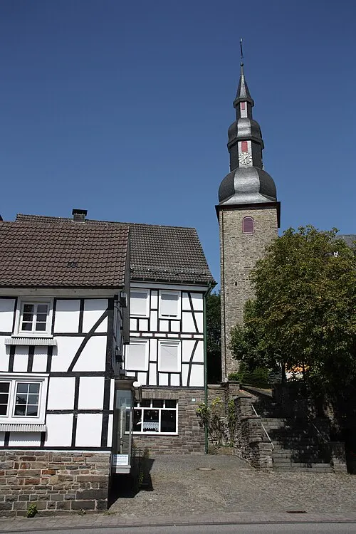 Fachwerkhäuser und Kirche in Reichshof-Eckenhagen