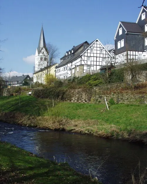 Kirche und Fachwerkhäuser an der Wiehl